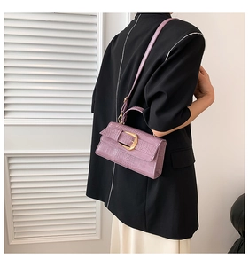 Détail du sac à main lilas effet crocodile avec grande boucle dorée et bandoulière réglable