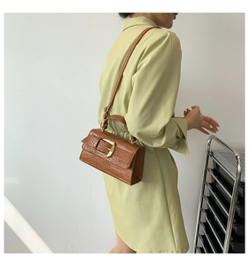 Détails du sac à bandoulière marron à motif crocodile avec boucle métal et lanière