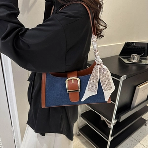 Sac hobo en denim avec garniture en cuir marron et détail foulard en soie