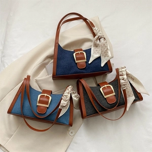 Trois sacs à bandoulière en denim avec poignées en foulard et boucle carrée dorée