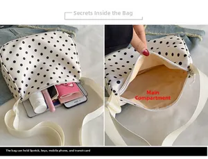 Binnenaanzicht van een witte nylon tas met stippen en grote capaciteit voor spullen