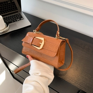 Sac à main caramel en cuir de crocodile synthétique avec boucle dorée élégante