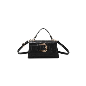 Sac bandoulière minimaliste noir effet crocodile avec boucle dorée et bandoulière en cuir