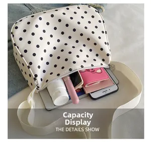 Capaciteitsweergave van de witte nylon tas met polkadots, tablet en cosmetica