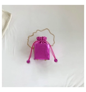 Dettaglio mini borsa a secchiello rosa acceso effetto coccodrillo con catena dorata
