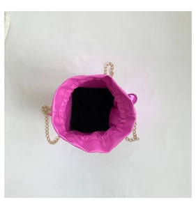 Vista dall'alto della borsa a secchiello fucsia con interno nero e catena in metallo oro