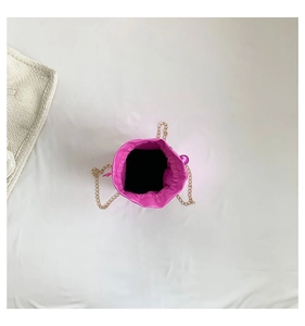 Vista interna del secchiello magenta con tracolla a catena dorata e chiusura a coulisse