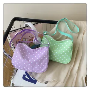 Detailweergave van de paarse en lichtgroene nylon crossbodytassen met witte stippen