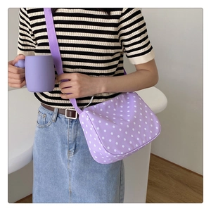 Lichtpaarse nylon crossbodytas met polkadots, brede schouderriem en metalen ritssluiting