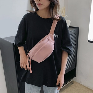 Roze nylon crossbody tas met verstelbare brede riem, gedragen in een borsttas-stijl