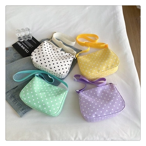 Chique nylon handtassen met stippen in levendige kleuren en verstelbare riem