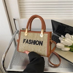 Sac bandoulière tendance en paille beige avec garniture en cuir marron et broderie