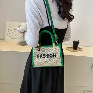 Sac à main tissé tendance beige et vert avec bandoulière amovible pour les vacances