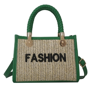 Sac bandoulière en paille tressée avec bordure en cuir vert et détails dorés