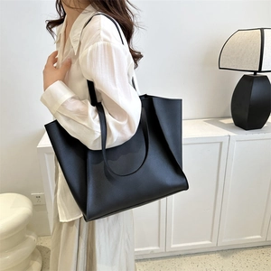 Bolso tote grande minimalista en cuero mate negro para mujer y uso diario