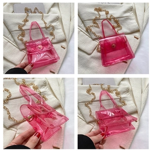 Vue détaillée du mini sac en PVC rose transparent avec chaîne dorée en grille multi-angles