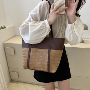 Damen-Tragetasche aus braunem Leder und Strohgeflecht für einen modischen Sommer-Look