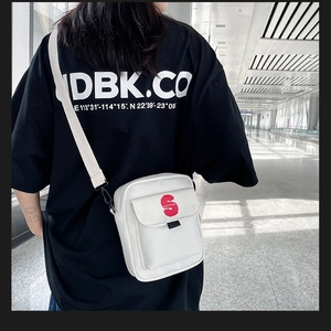 Bolso bandolera de nailon blanco con logotipo S rojo y detalle de correa ajustable