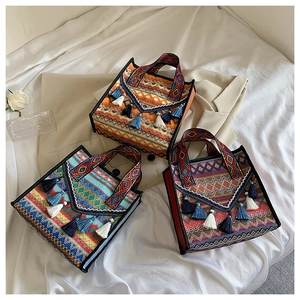 Borsa tote boho etnica con motivi geometrici e nappe con frange in tre colori