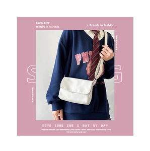 Weiße Canvas-Umhängetasche mit verstellbarem Gurt im modischen College-Stil Outfit