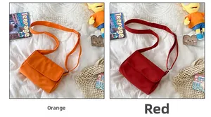 Detailansicht der orangefarbenen und roten Canvas-Umhängetaschen mit Schultergurt
