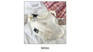 Draufsicht einer weißen Canvas-Brusttasche mit schwarzen Schnallen auf weichem Stoff