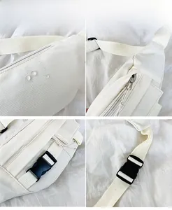Detail der cremeweißen Cord-Gürteltasche mit wasserabweisendem Stoff und Schnalle