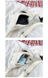 Detailansicht der cremefarbenen Canvas-Brusttasche mit Stauraum und verstellbarem Gurt