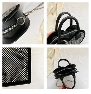 Detailansicht der herzförmigen Tasche mit Silbernieten, Kette und zwei Innenfächern