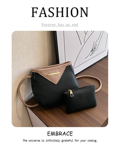 Détails du sac seau bicolore avec texture grainée et garnitures métalliques dorées
