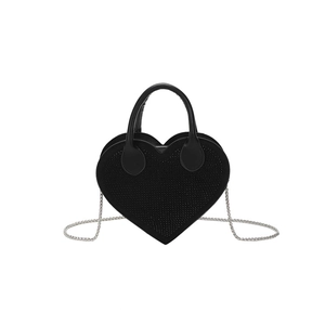 Schicke schwarze herzförmige Lederhandtasche mit Rundgriff und silberner Kette