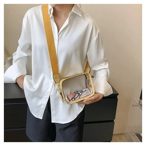 Nahaufnahme der minimalistischen transparenten PVC-Tasche mit gelber Paspelierung und Gurt
