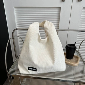Grand sac cabas en velours côtelé crème avec étiquette Fashion sur chariot argenté