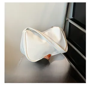 Detailansicht der weißen PU-Lederstruktur mit Litschimuster auf dieser Halbmondtasche