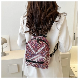 Mini sac à dos aux motifs géométriques ethniques colorés porté sur le dos d'une femme