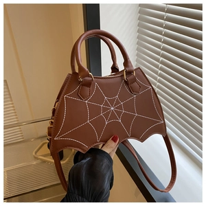 Braune Handtasche aus Kunstleder mit Spinnennetz-Stickerei und Fledermausflügel-Saum