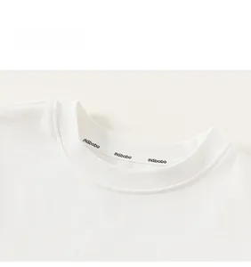 Detail eines weißen Baumwoll-Strickpullovers mit Rippstrick-Kragen und Nackenband
