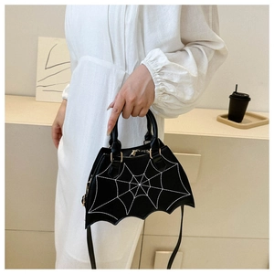 Schwarze Tragetasche mit Spinnennetzmuster am Modell in minimalistischer Umgebung