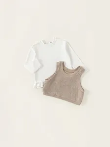 Zweiteiler für Mädchen: weißes Rüschenoberteil und beige Strickweste im Set