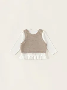 Mädchen Set mit weißem Rüschenhemd und beige gestrickter Weste für den Herbst