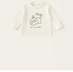 Detailansicht Baumwoll Langarm-Kinder-T-Shirt mit Hundedruck und klassischem Rundhalsausschnitt