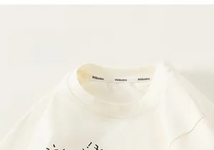Detailaufnahme des Rundhalsausschnitts am Kinder-Langarmshirt mit weicher Textur