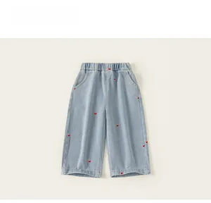 Détail du jean large bleu clair pour fille avec broderie de cœur et taille élastique