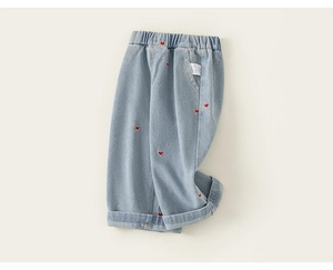 Détail du jean bleu clair pour fille avec broderies cœur rouge et taille élastique