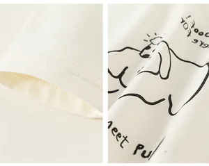 Detail der verstärkten Doppelnaht-Bündchen und des Premium-Cartoon-Drucks auf weißem T-Shirt