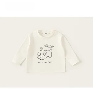 Detail eines cremefarbenen Langarm-Kinder-T-Shirts aus Baumwolle mit Welpendruck