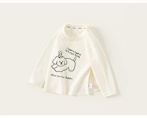 Detailansicht des minimalistischen Welpen-Drucks auf cremefarbenem Kinderlangarmshirt