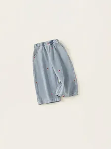 Jean ample bleu clair pour filles avec taille élastique et broderies de cœurs rouges