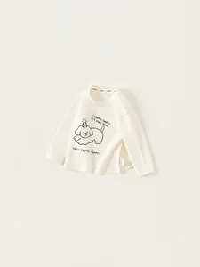 Minimalistisches cremeweißes Kinder Langarmshirt mit Welpenmotiv und Rundhalsausschnitt