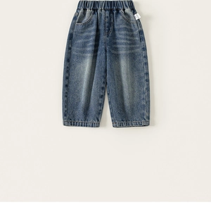 Détail de pantalon en jean pour garçon avec taille élastique et tissu bleu délavé